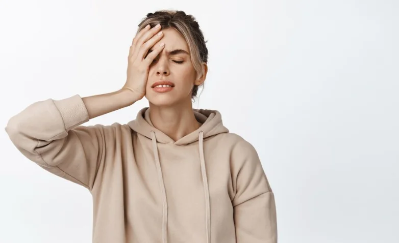 девушка за голову из-за стресса